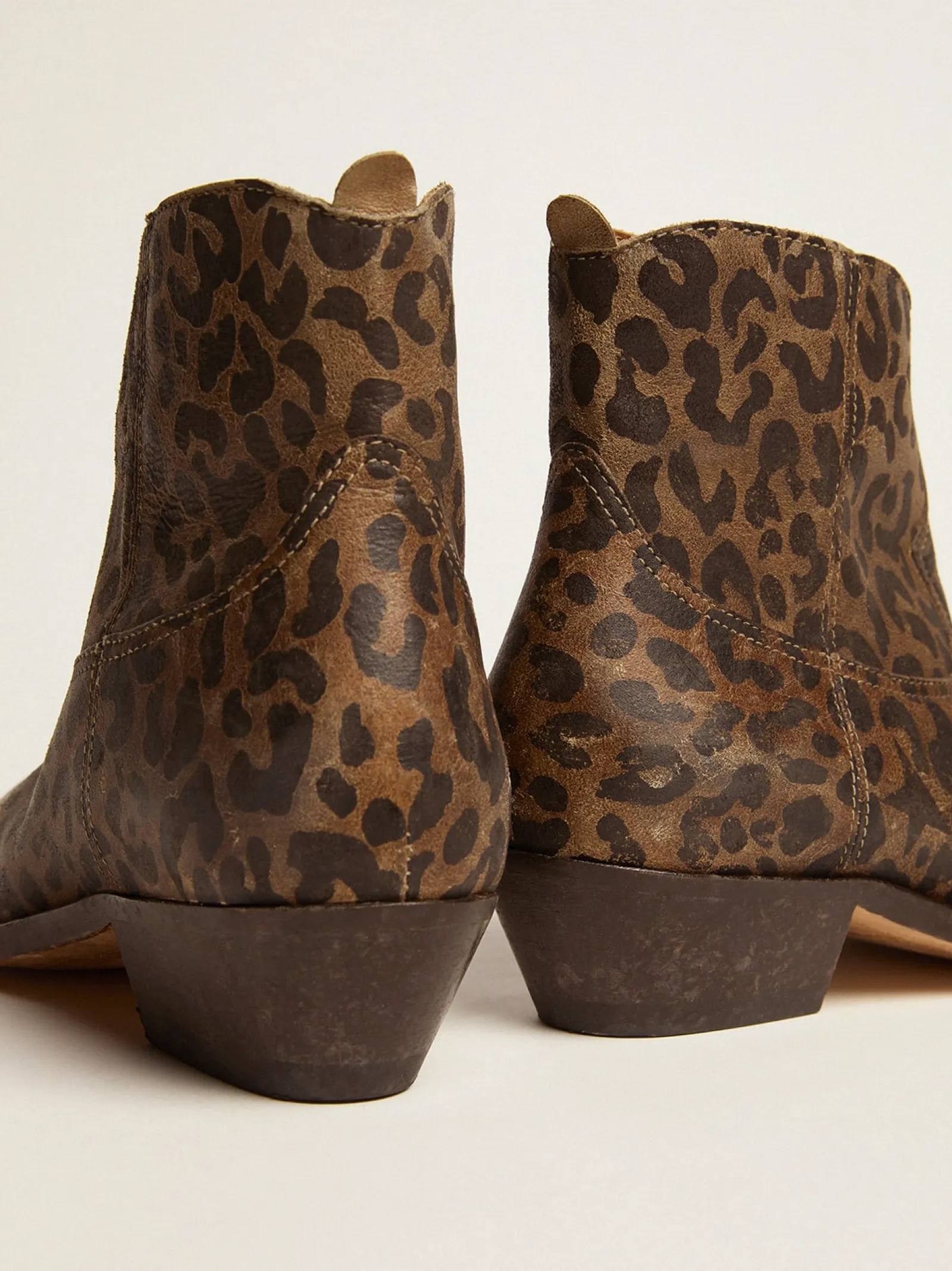 Best Golden Goose Ankle boot feminina de couro com estampa de leopardo Cabedal com estampa de leopardo nos tons de marrom e preto