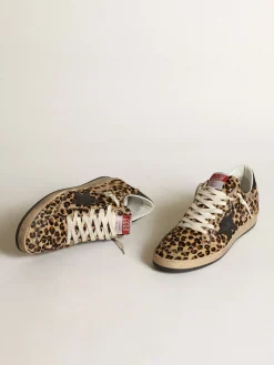 Shop Golden Goose Ball Star de couro cavalinho com estampa de leopardo, estrela e talão de couro preto Cabedal de couro cavalinho com estampa de leopardo bege e marrom