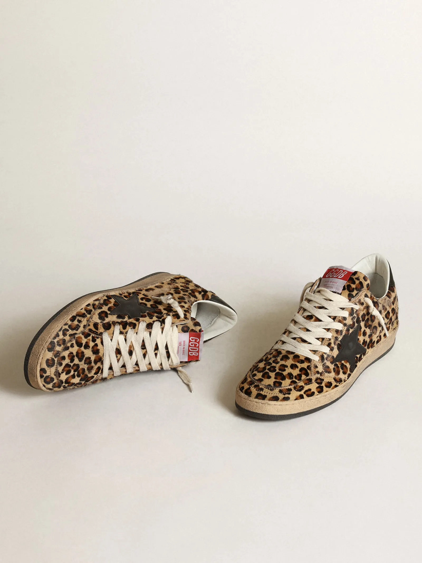 Shop Golden Goose Ball Star de couro cavalinho com estampa de leopardo, estrela e talão de couro preto Cabedal de couro cavalinho com estampa de leopardo bege e marrom