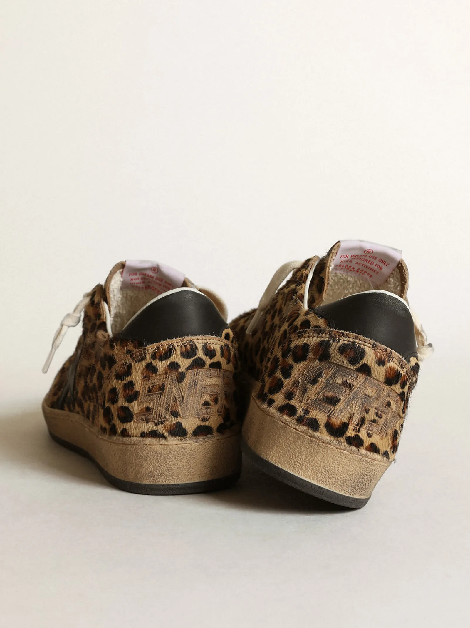 Shop Golden Goose Ball Star de couro cavalinho com estampa de leopardo, estrela e talão de couro preto Cabedal de couro cavalinho com estampa de leopardo bege e marrom