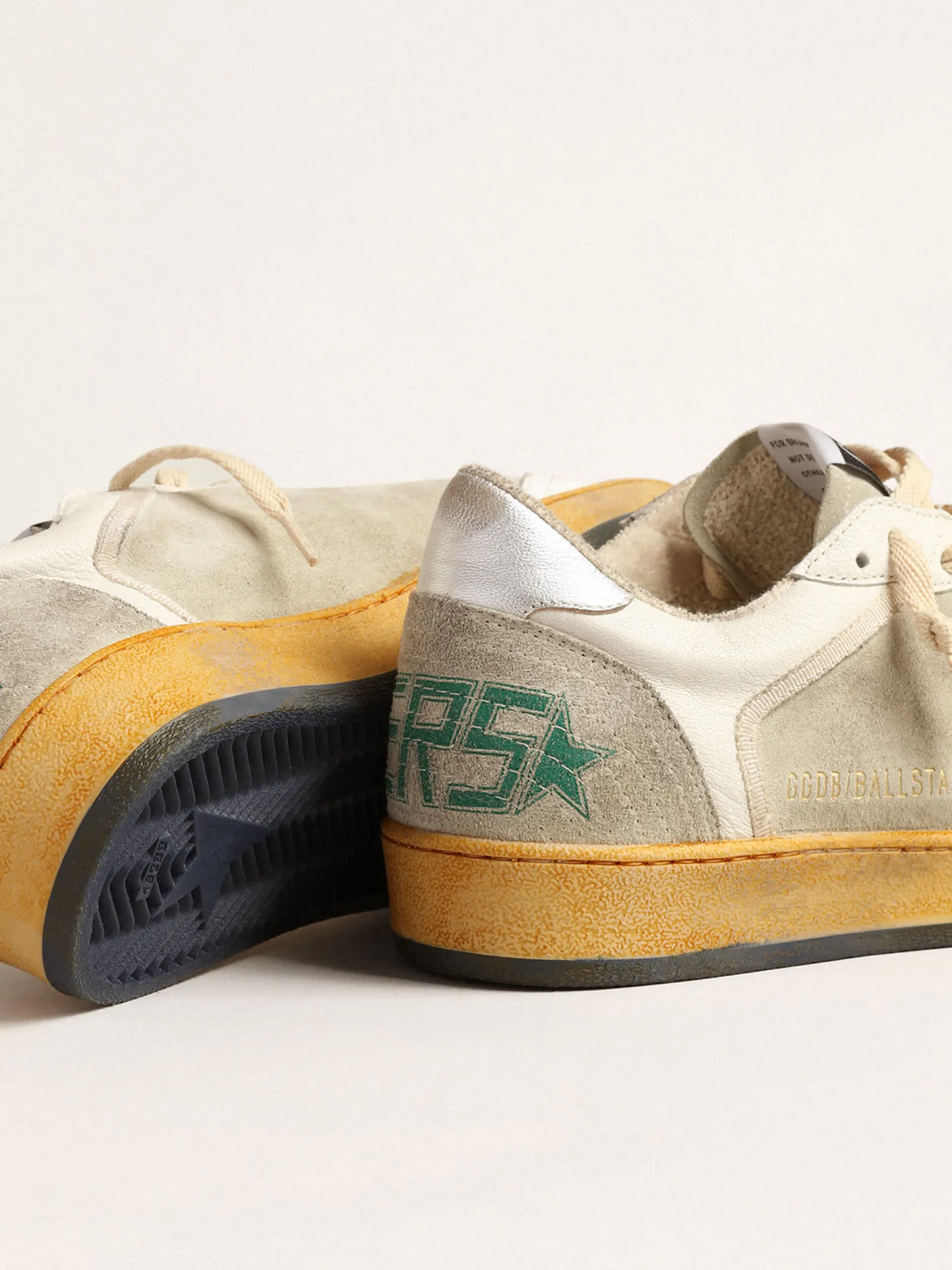 Cheap Golden Goose Ball Star de suede cinza com estrela vermelha e talão prateado Cabedal de suede cinza gelo