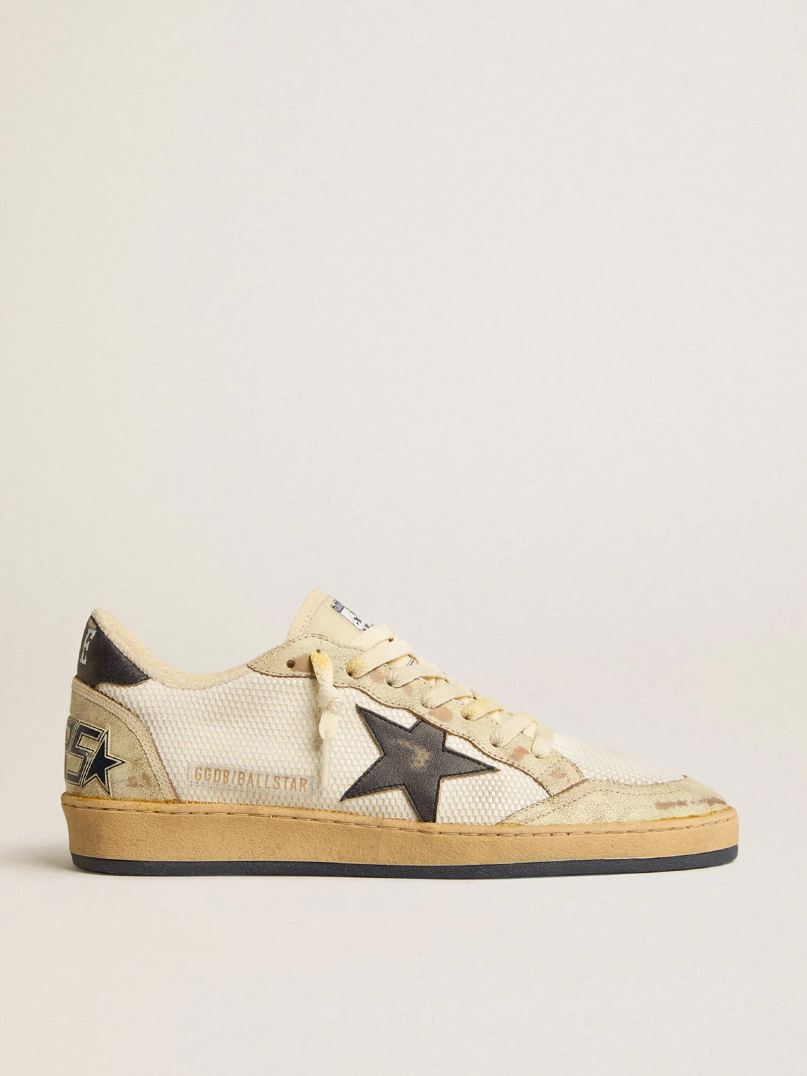 Shop Golden Goose Ball Star de tela branca com estrela e talão de couro vintage azul Cabedal de tela branca