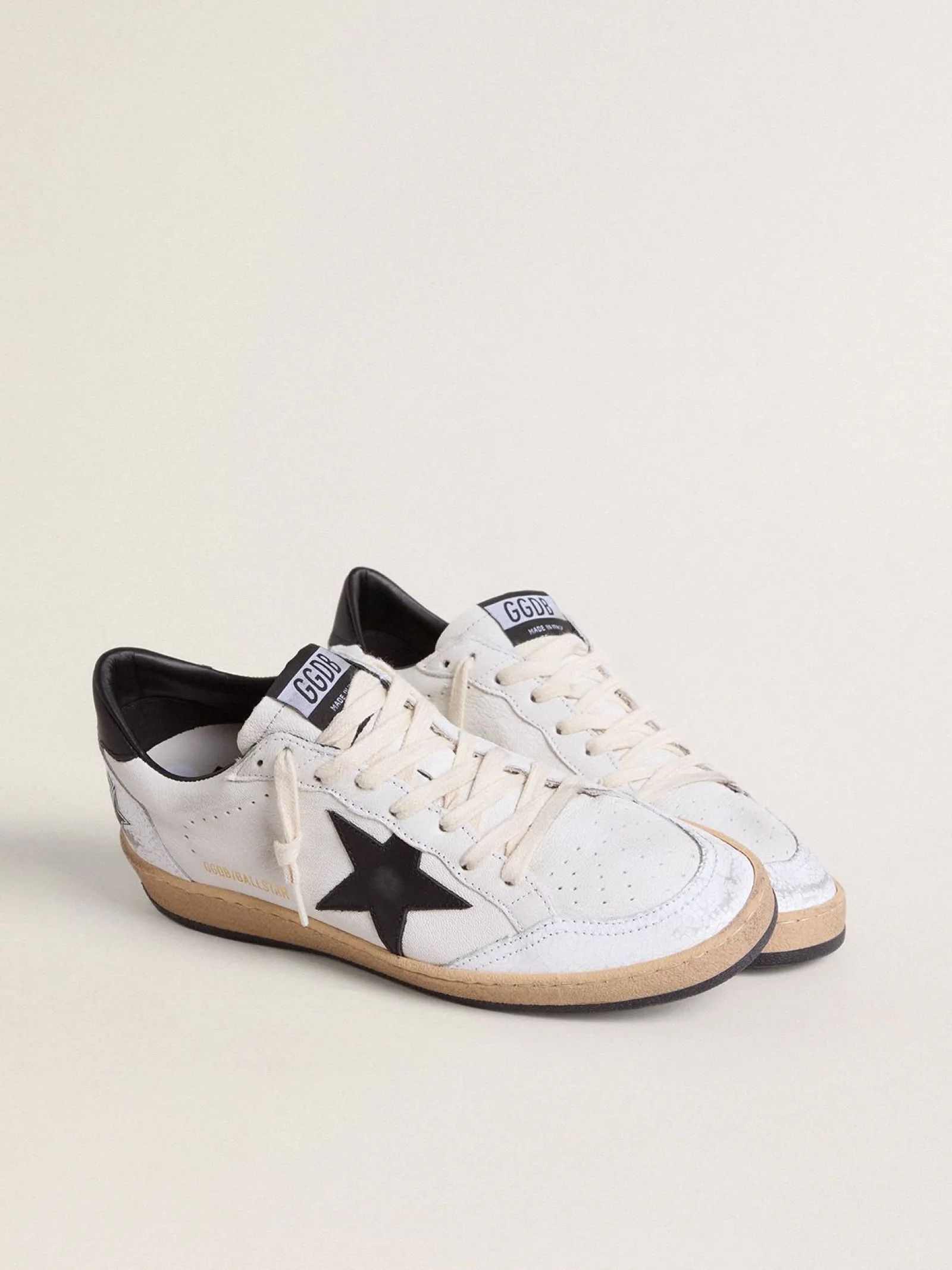 Shop Golden Goose Ball Star feminino de napa com estrela branca e talão preto Cabedal de napa branca