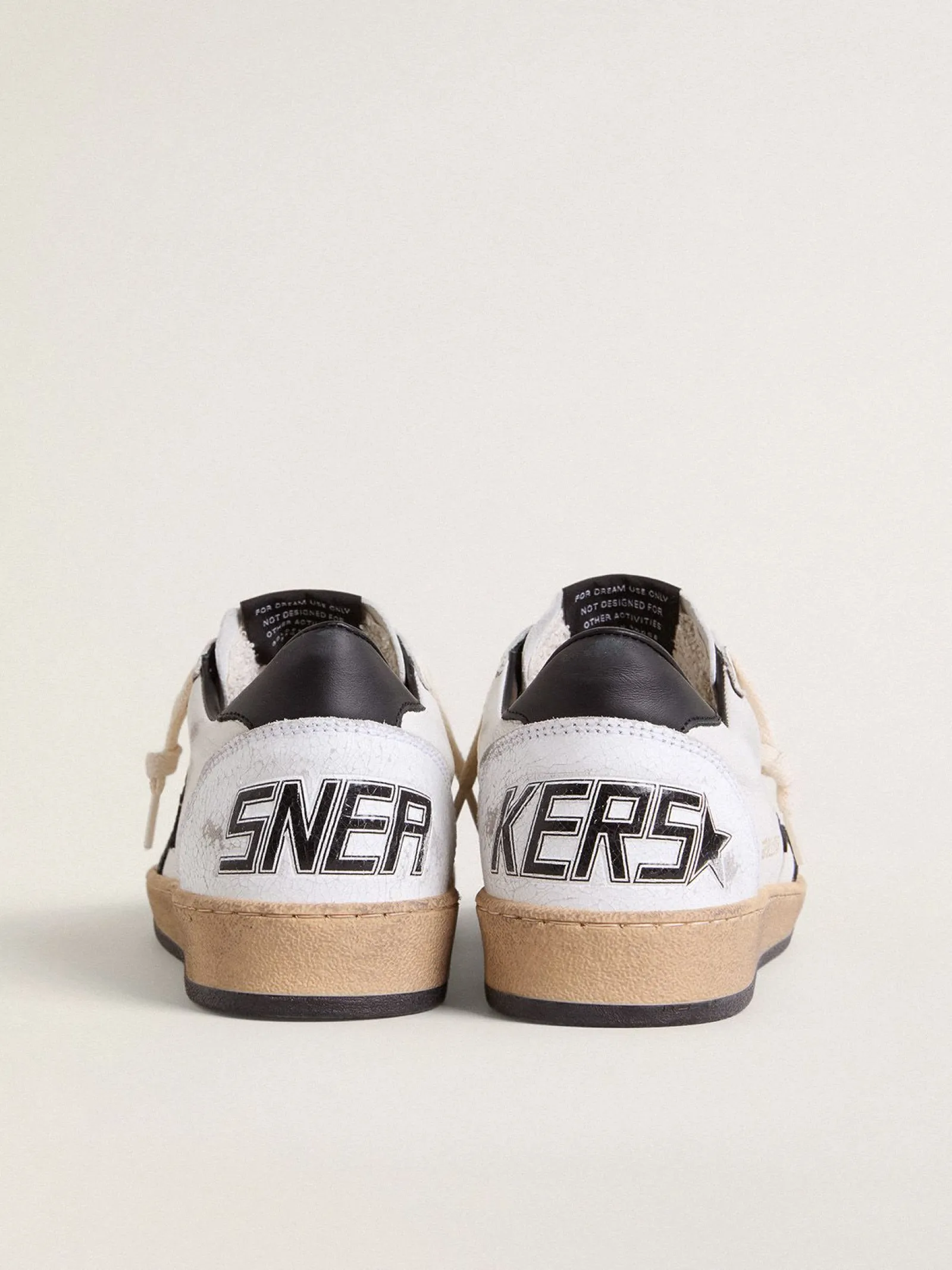 Shop Golden Goose Ball Star feminino de napa com estrela branca e talão preto Cabedal de napa branca