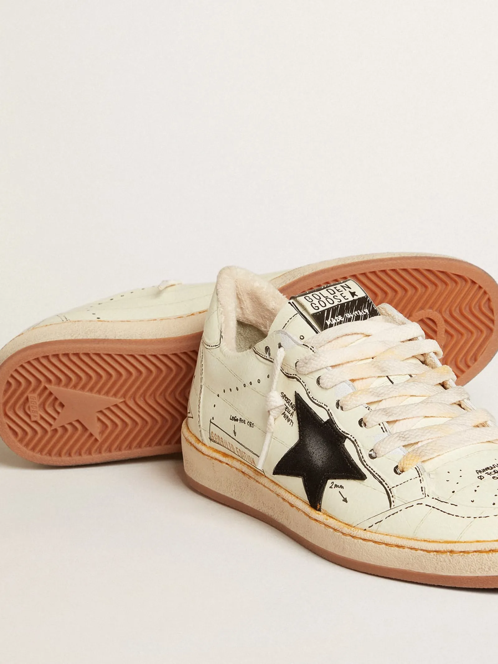 Best Golden Goose Ball Star LTD com estrela de suede preto e escritas pretas Cor: branco