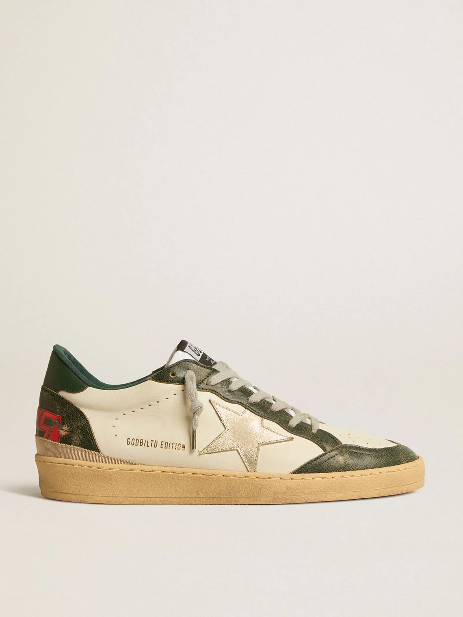 Hot Golden Goose Ball Star LTD com estrela de couro platinado e talão de couro verde Cor: branco sujo