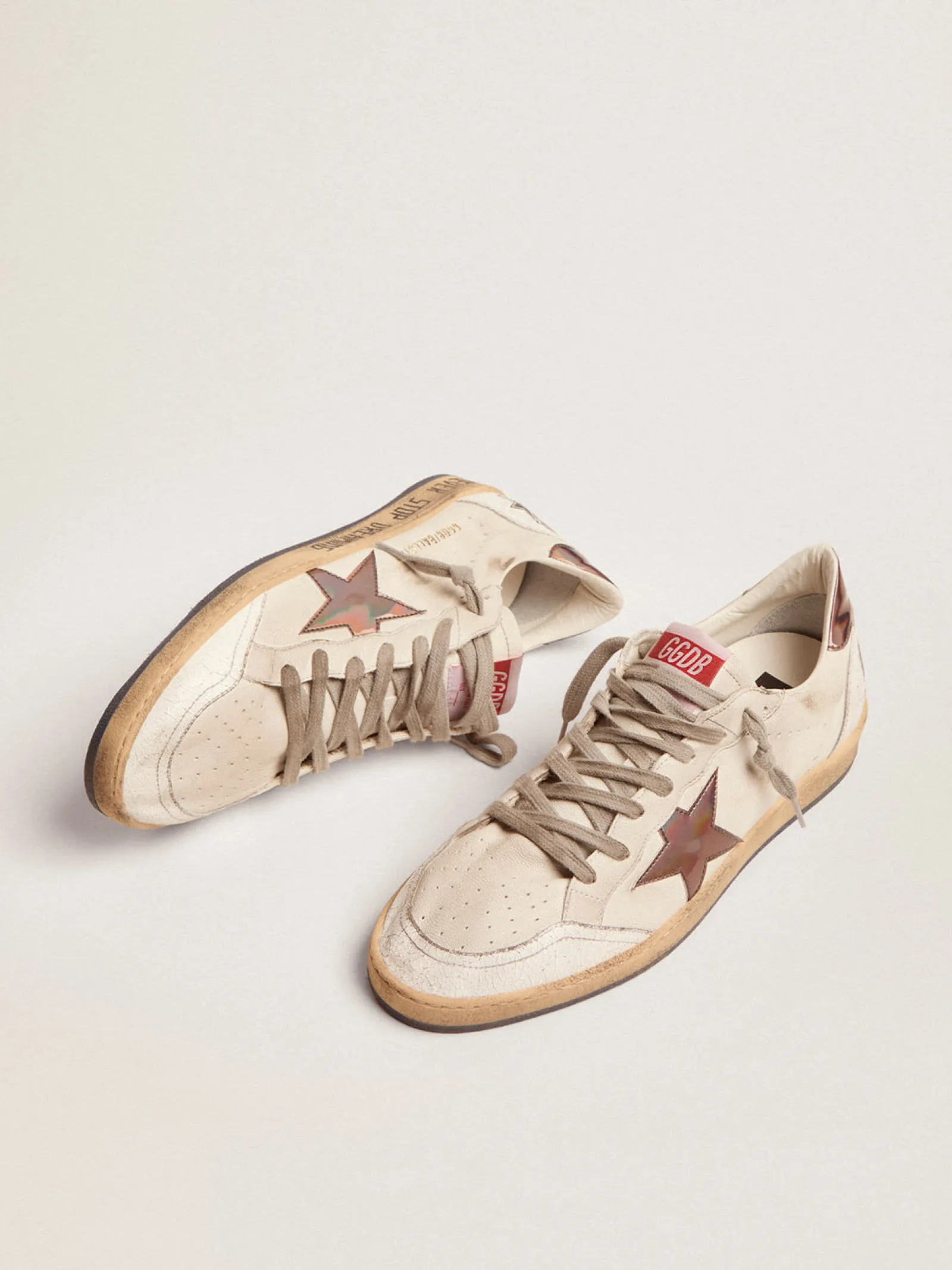 Cheap Golden Goose Ball Star masculino de napa com inserções holográficas e escrita no solado Cor: branco