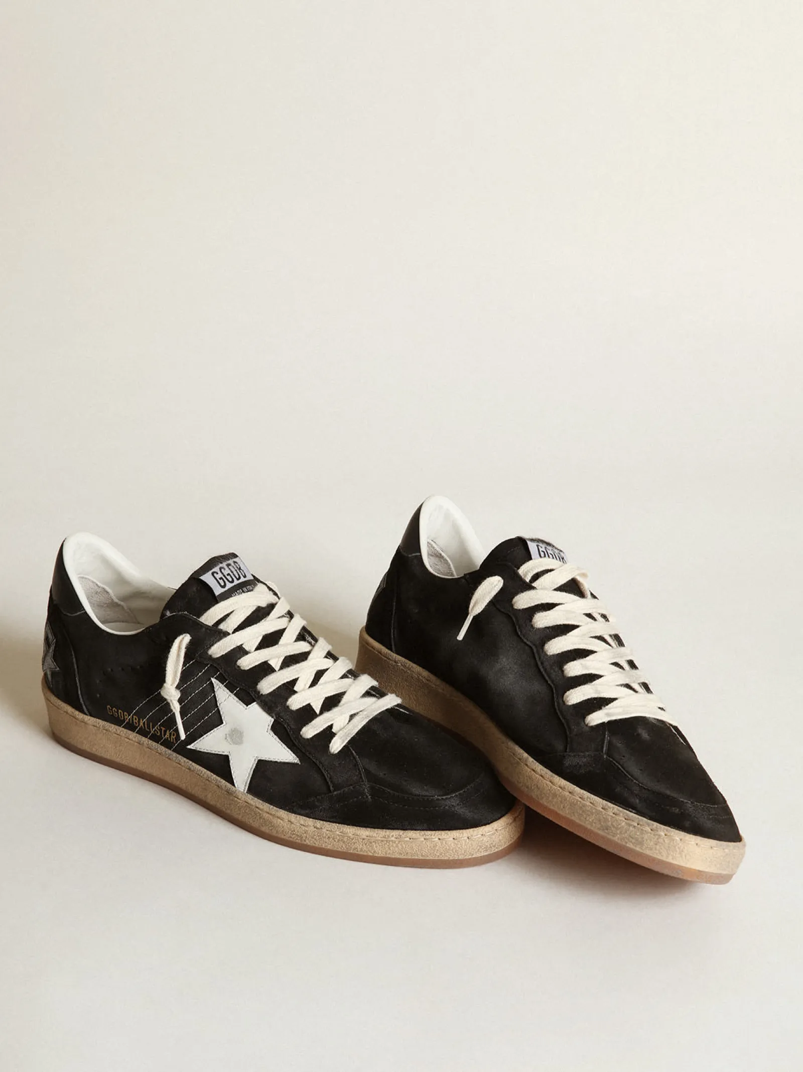 Shop Golden Goose Ball Star masculino de suede preto com estrela de couro branco Cabedal de suede preto