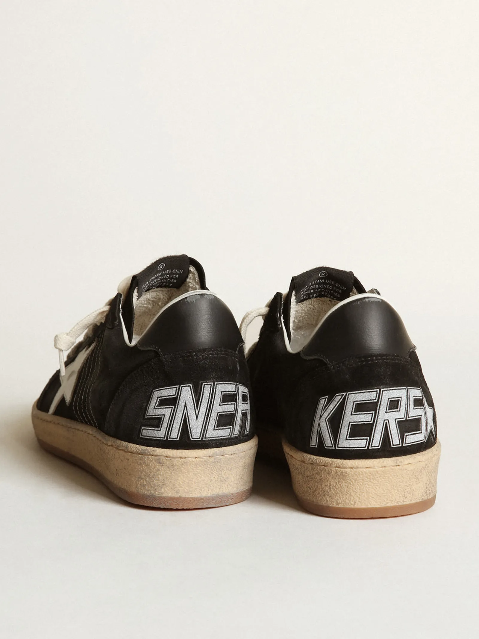 Shop Golden Goose Ball Star masculino de suede preto com estrela de couro branco Cabedal de suede preto