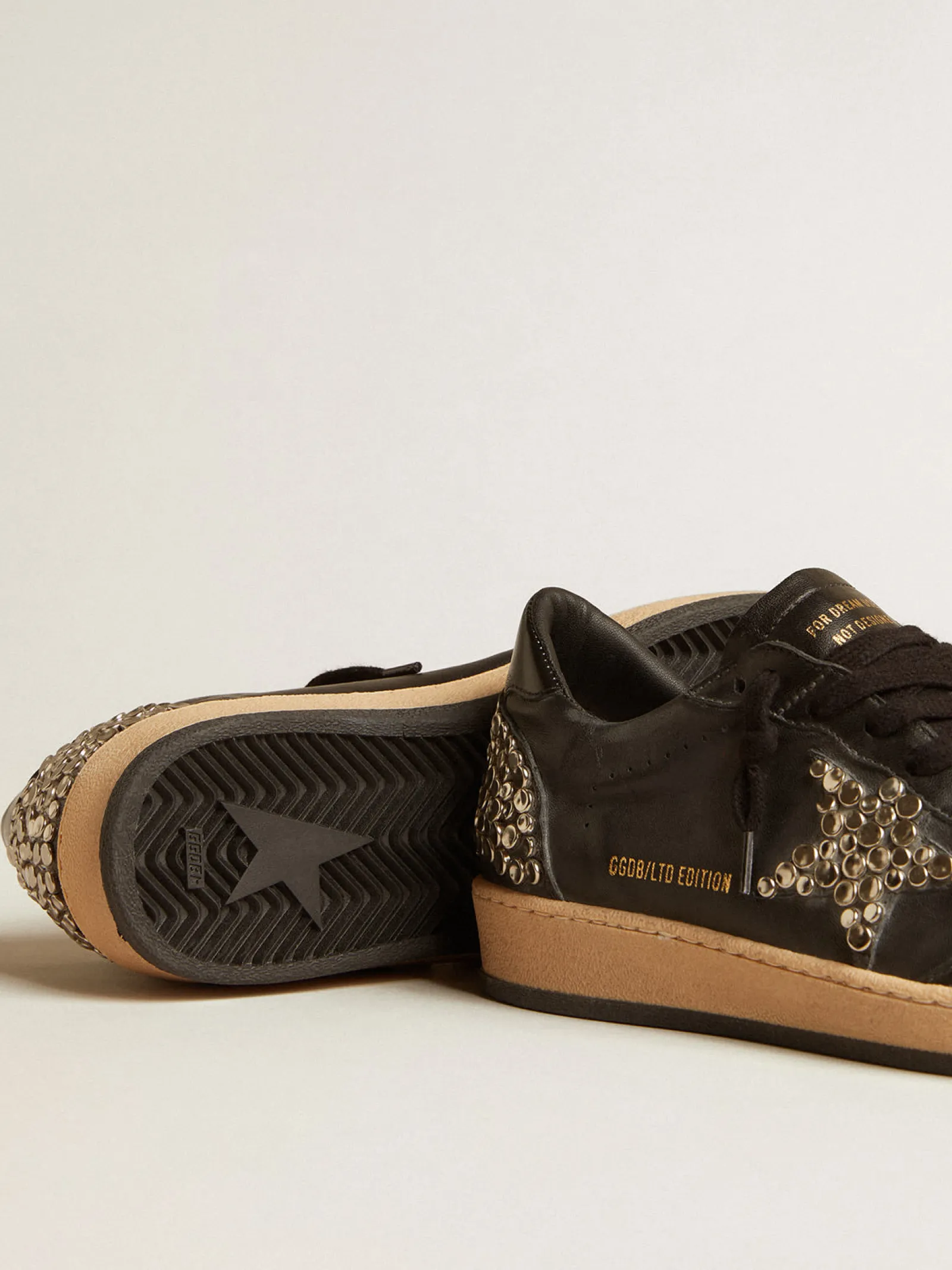 Cheap Golden Goose Ball Star Masculino LAB de napa preta com estrela de couro preto com tachas Cabedal de napa preta