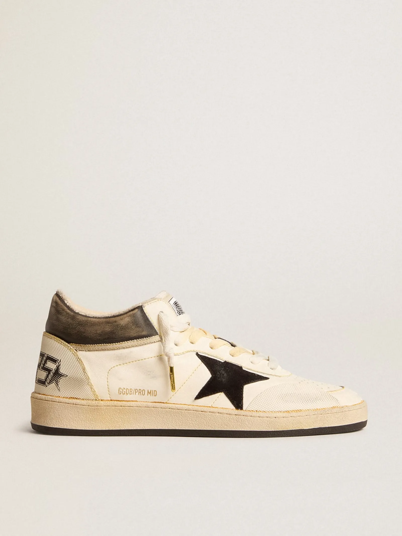 Cheap Golden Goose Ball Star Pro Mid Feminino de couro branco usado com estrela preta Cor: branco usado