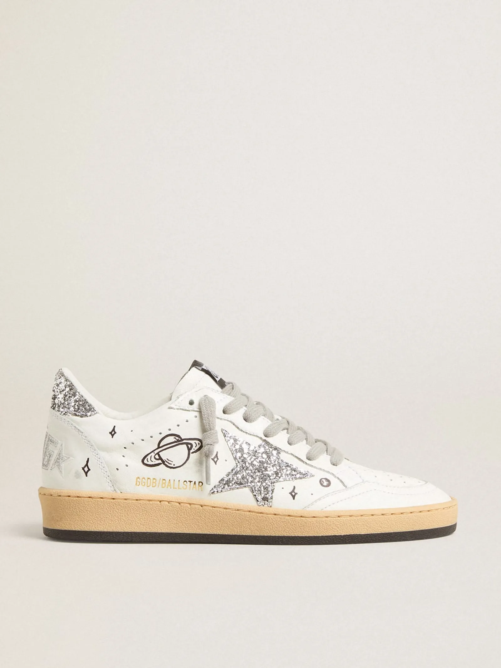 Shop Golden Goose Ball Star Wishes Feminino de napa com estrela branca e talão com glitter Cabedal de napa branca