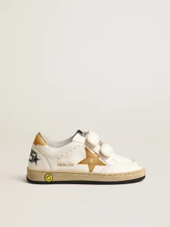 Shop Golden Goose Ball Star Young com estrela e talão de couro metálico dourado Cabedal de napa branca