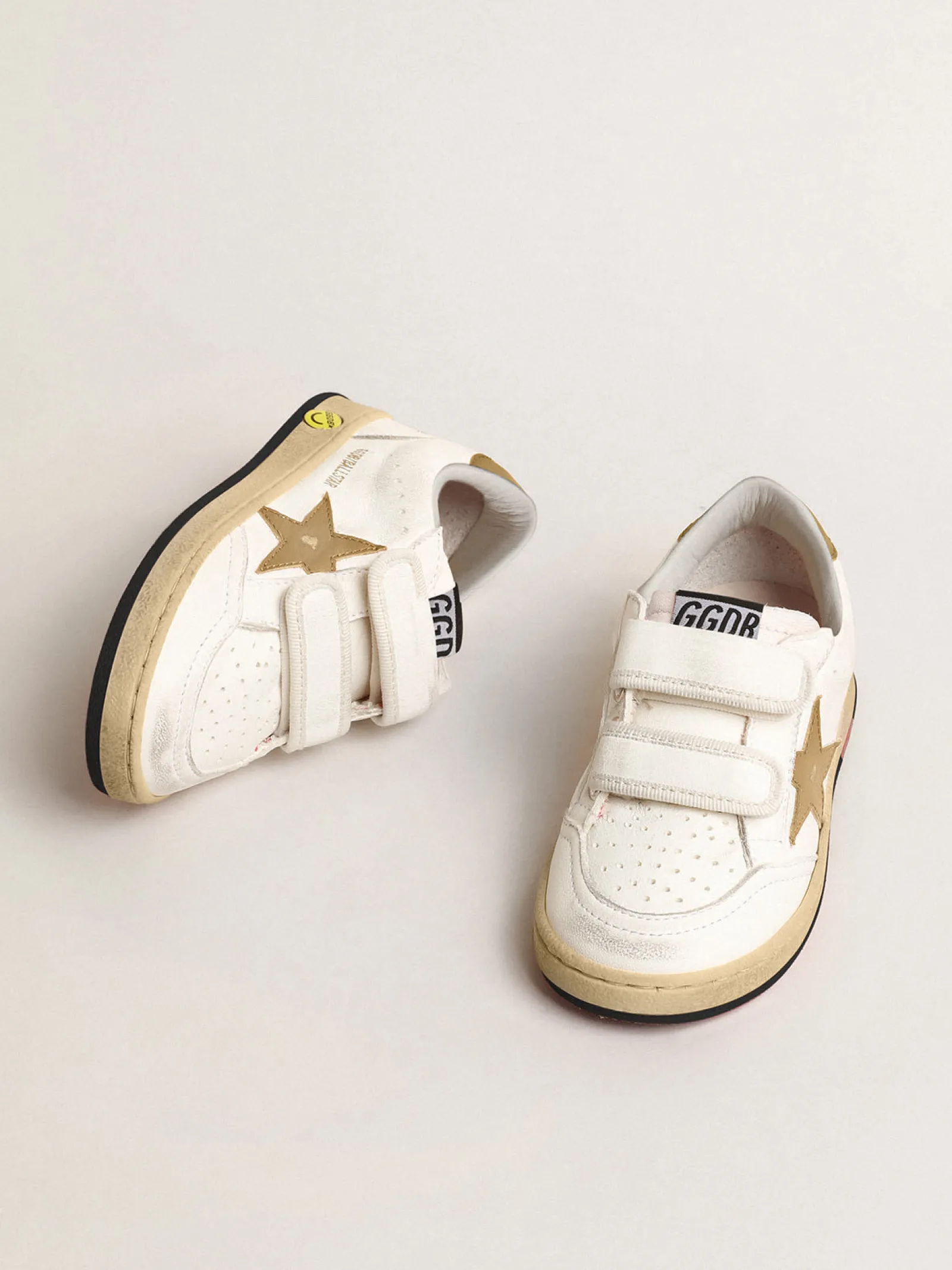 Shop Golden Goose Ball Star Young com estrela e talão de couro metálico dourado Cabedal de napa branca