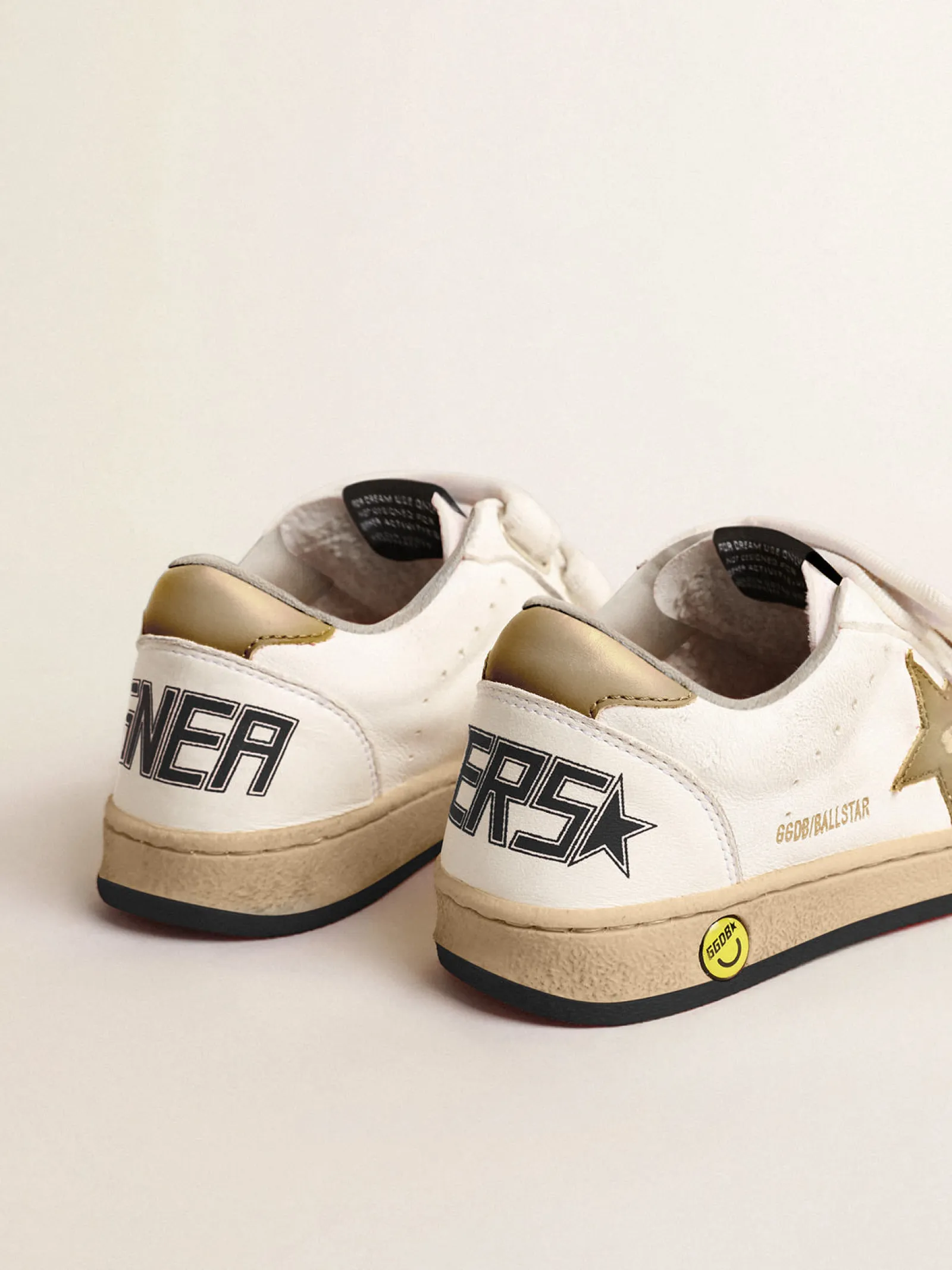 Shop Golden Goose Ball Star Young com estrela e talão de couro metálico dourado Cabedal de napa branca