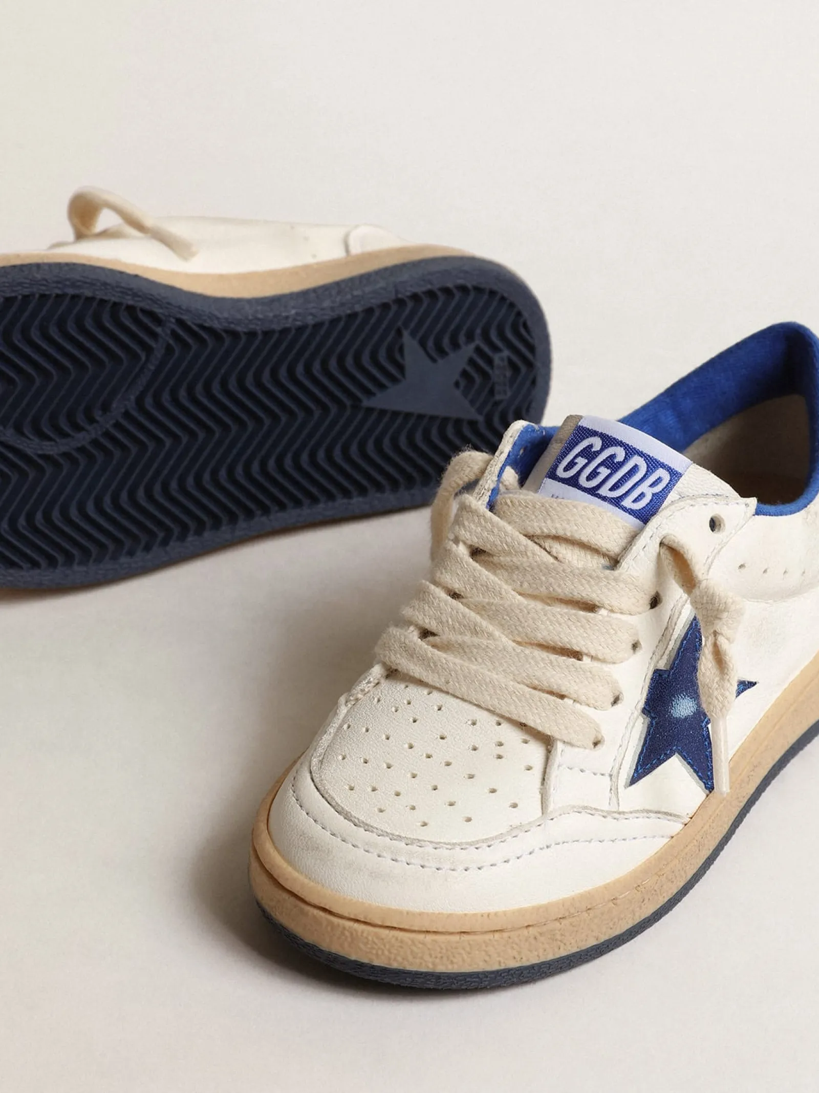 Store Golden Goose Ball Star Young com estrela e talão de couro metálico azul Cabedal de napa branca