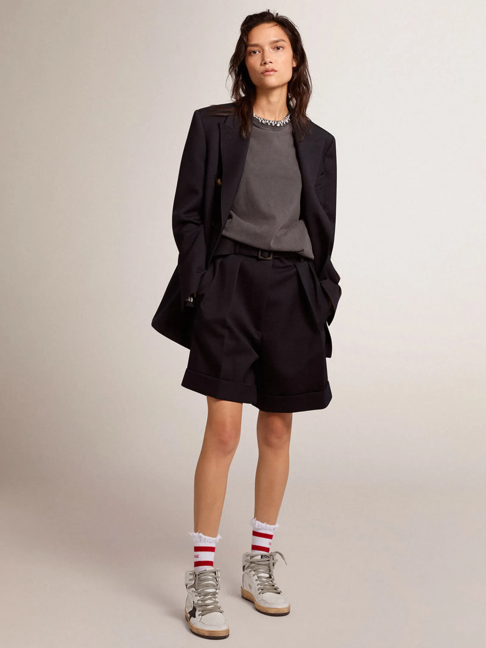 Sale Golden Goose Bermuda feminina de gabardine de lã preta com cinto Cor: preto