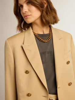 Shop Golden Goose Blazer de abotoamento duplo feminino cor areia com botões heráldicos dourados Golden Collection