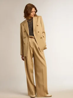 Shop Golden Goose Blazer de abotoamento duplo feminino cor areia com botões heráldicos dourados Golden Collection
