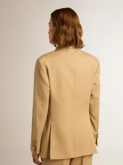 Shop Golden Goose Blazer de abotoamento duplo feminino cor areia com botões heráldicos dourados Golden Collection