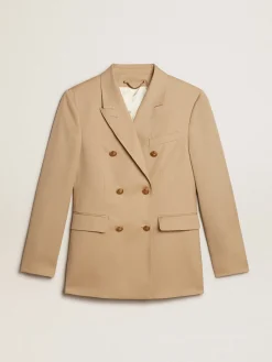 Shop Golden Goose Blazer de abotoamento duplo feminino cor areia com botões heráldicos dourados Golden Collection