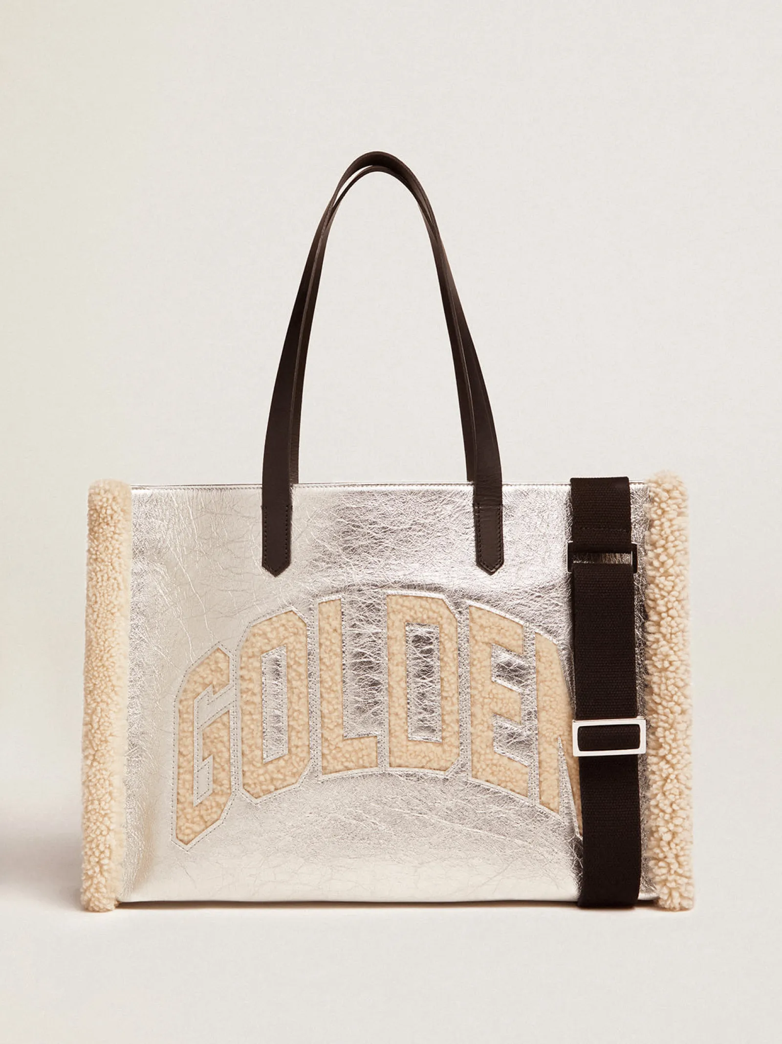 Cheap Golden Goose Bolsa California feminina East-West de couro prateado e inserções de lã Cor: prata