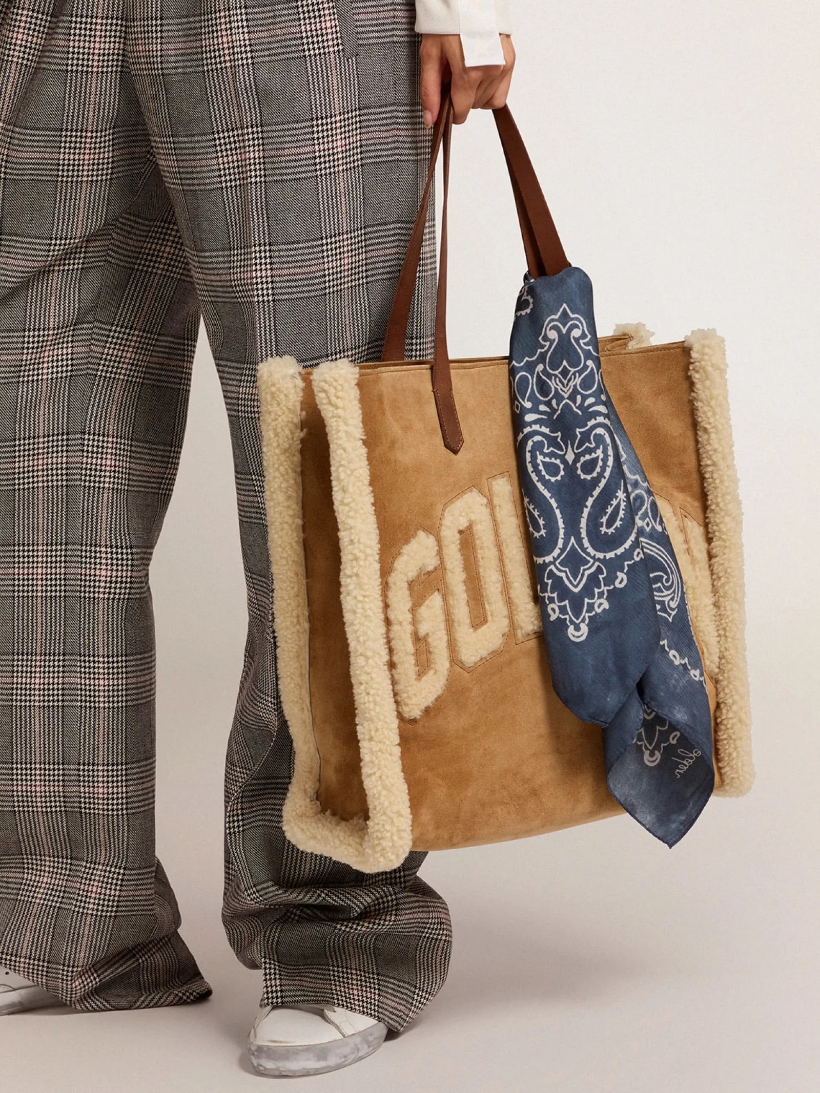 Best Golden Goose Bolsa California North-South de camurça com shearling Material principal: 90% algodão, 10% couro bovino