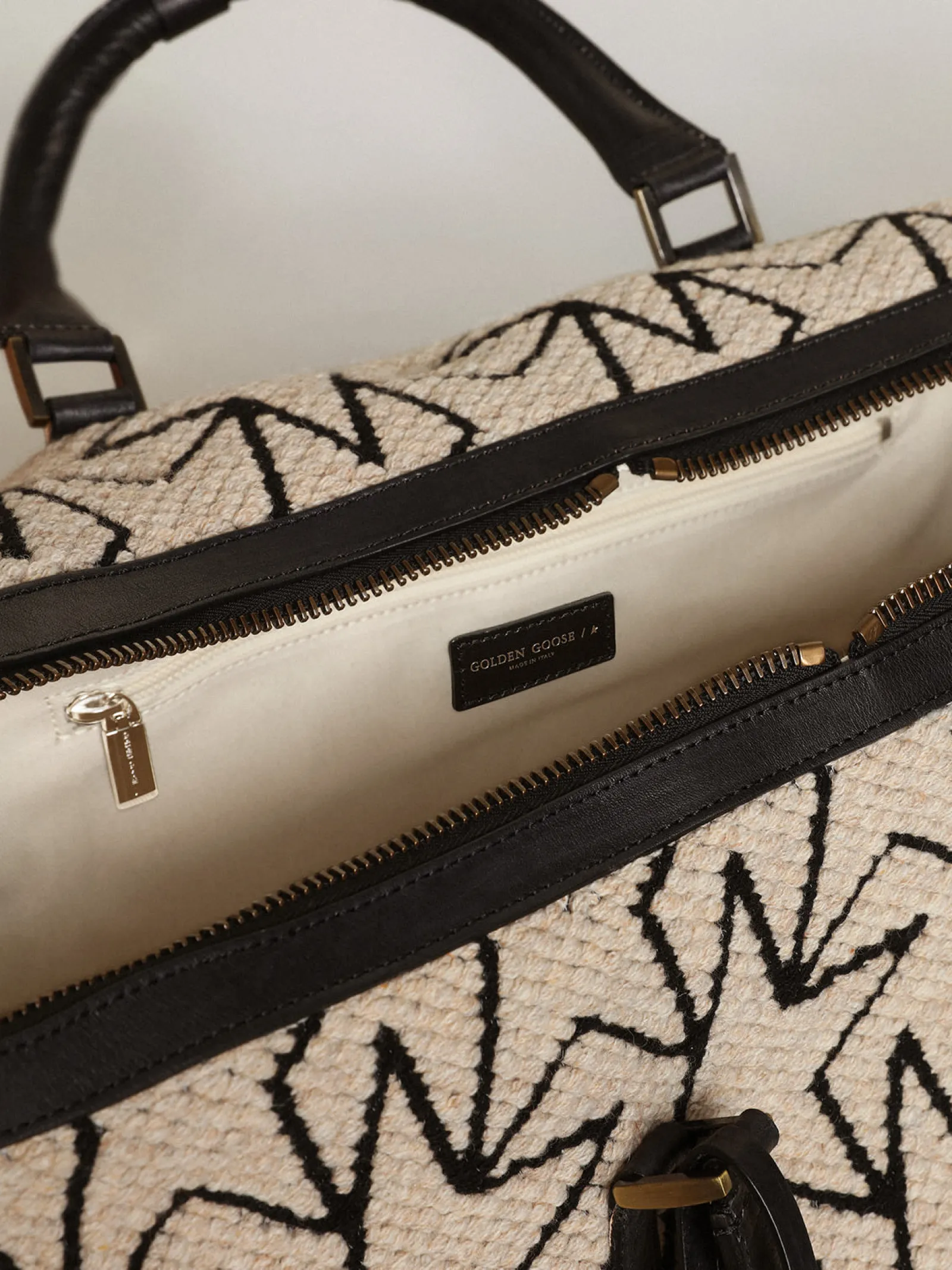 Sale Golden Goose Bolsa de viagem masculina de lã jacquard branco-leite e escrita preta Cor: branco leite