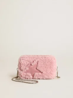 Shop Golden Goose Bolsa Mini Star feminina de shearling rosa com estrela de suede Cor: rosa