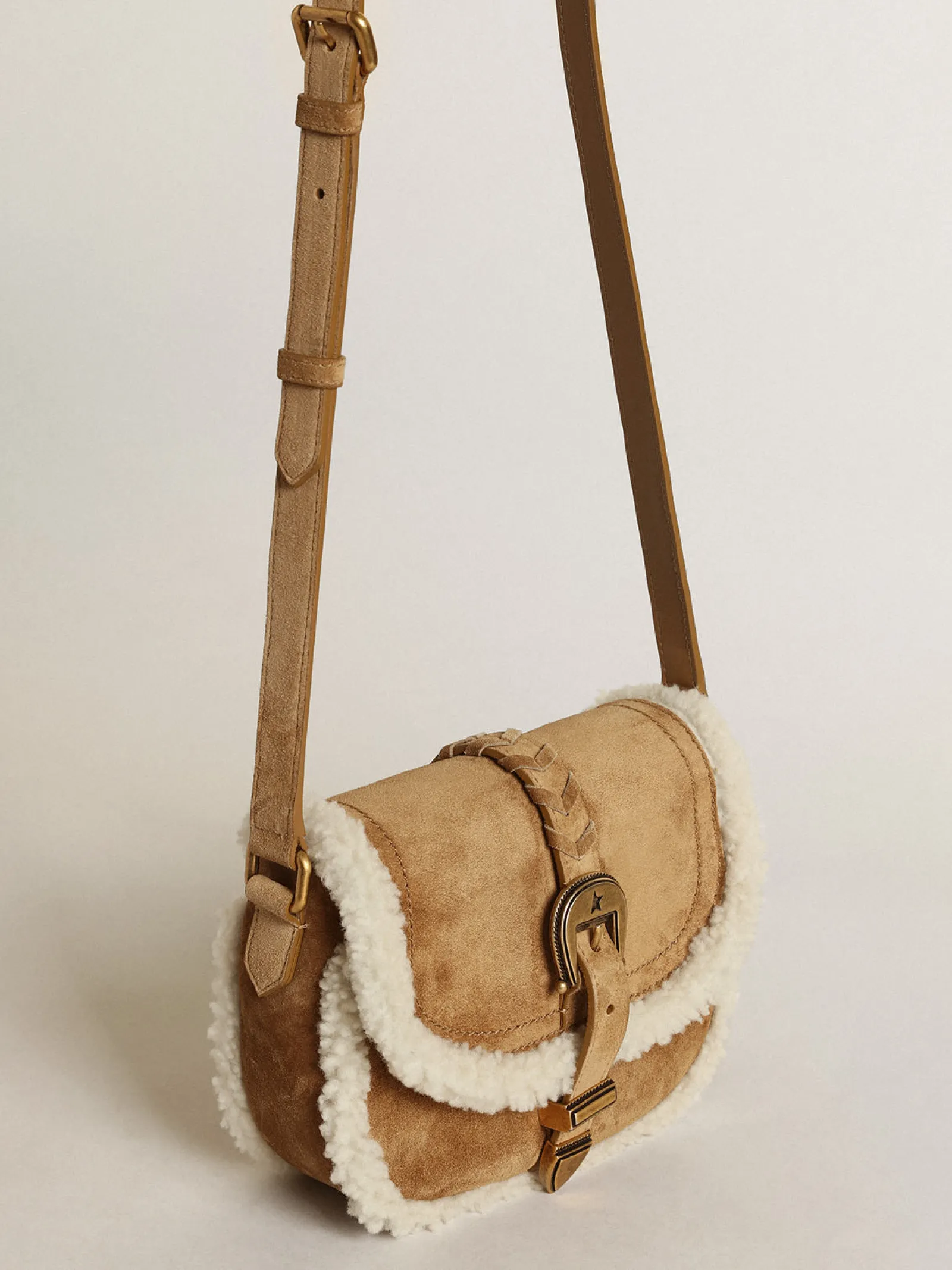 Flash Sale Golden Goose Bolsa Rodeo feminina de suede com detalhes de shearling Cor: marrom