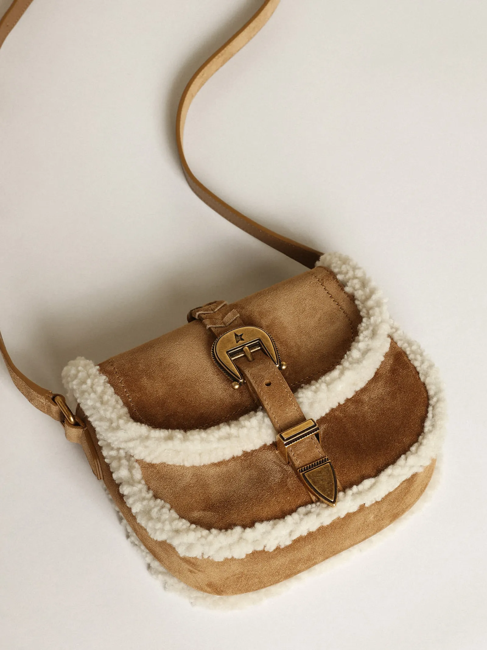 Flash Sale Golden Goose Bolsa Rodeo feminina de suede com detalhes de shearling Cor: marrom