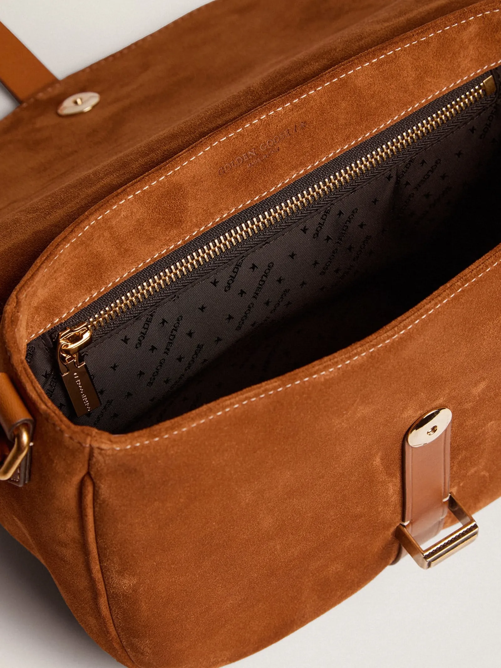 Shop Golden Goose Bolsa Rodeo feminina média de suede cor de rum Cor: rum