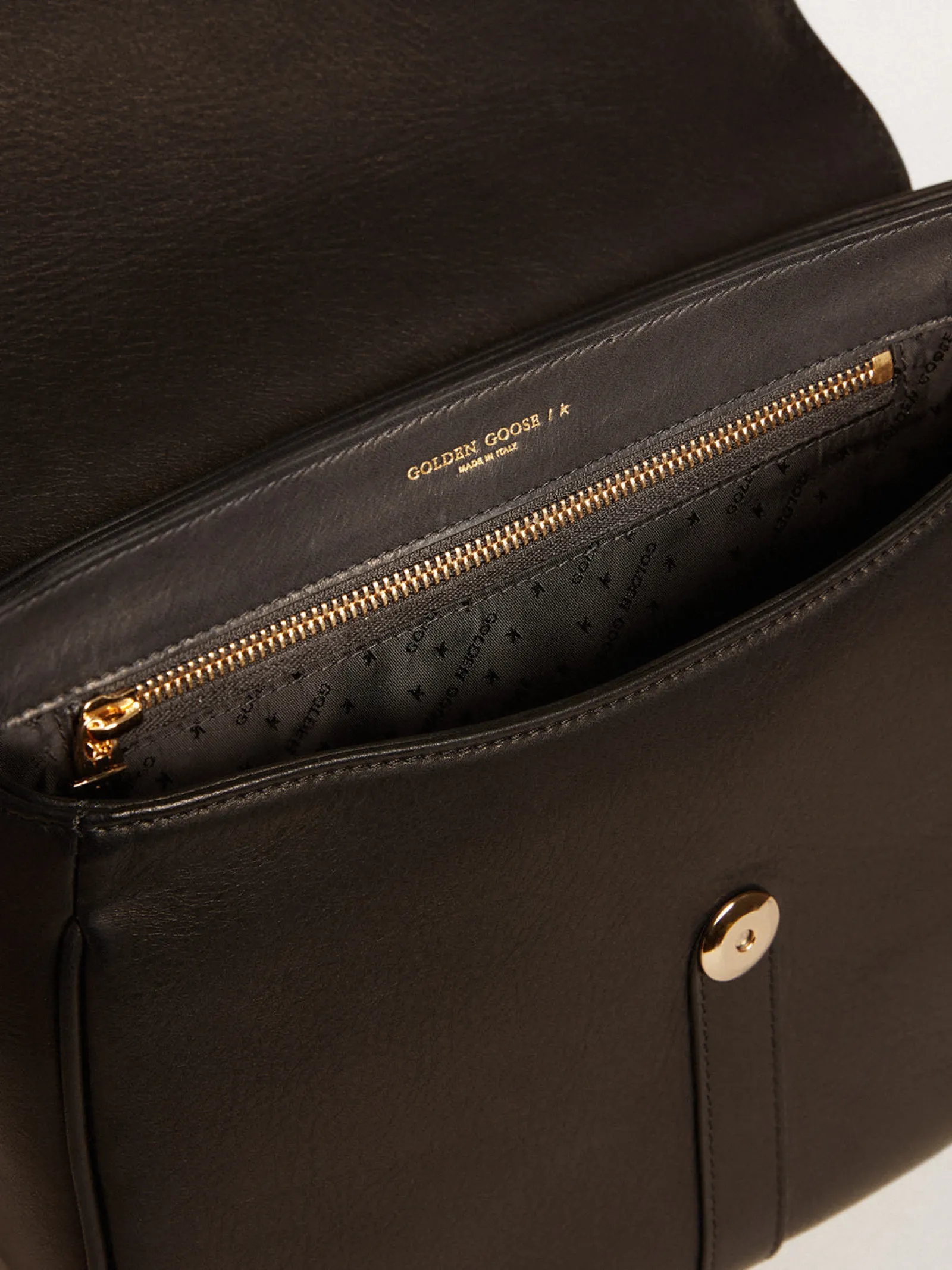 Discount Golden Goose Bolsa Sally média de couro preta com fivela e alça de ombro Cor: preto