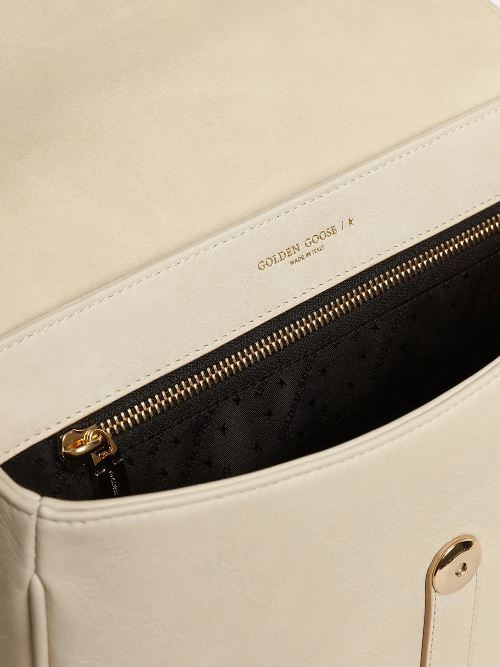 Best Golden Goose Bolsa Sally média de couro cor porcelana com fivela e alça de ombro em contraste Cor: porcelana