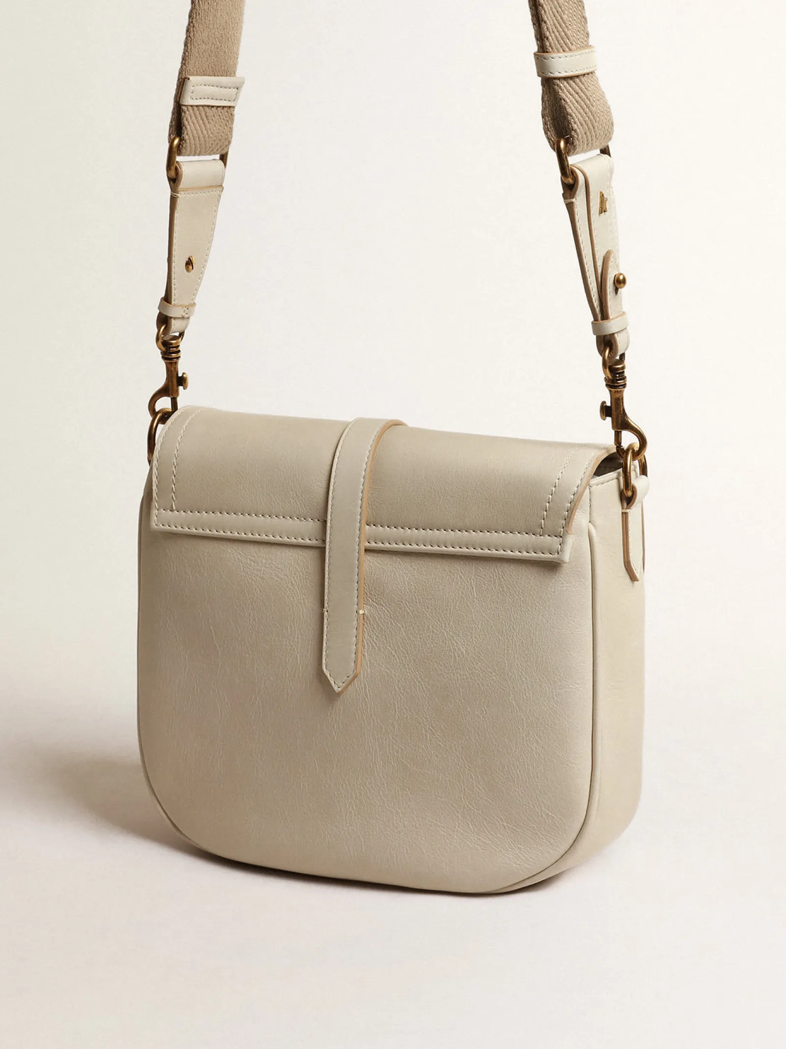Best Golden Goose Bolsa Sally média de couro cor porcelana com fivela e alça de ombro em contraste Cor: porcelana