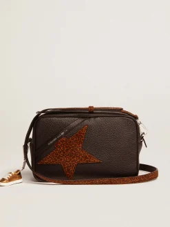 Shop Golden Goose Bolsa Star feminina de couro marrom-escuro e estrela com estampa de leopardo Cor: preto