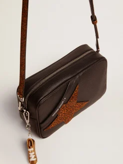 Shop Golden Goose Bolsa Star feminina de couro marrom-escuro e estrela com estampa de leopardo Cor: preto