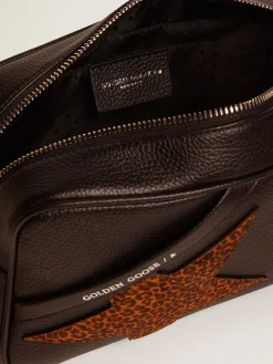 Shop Golden Goose Bolsa Star feminina de couro marrom-escuro e estrela com estampa de leopardo Cor: preto