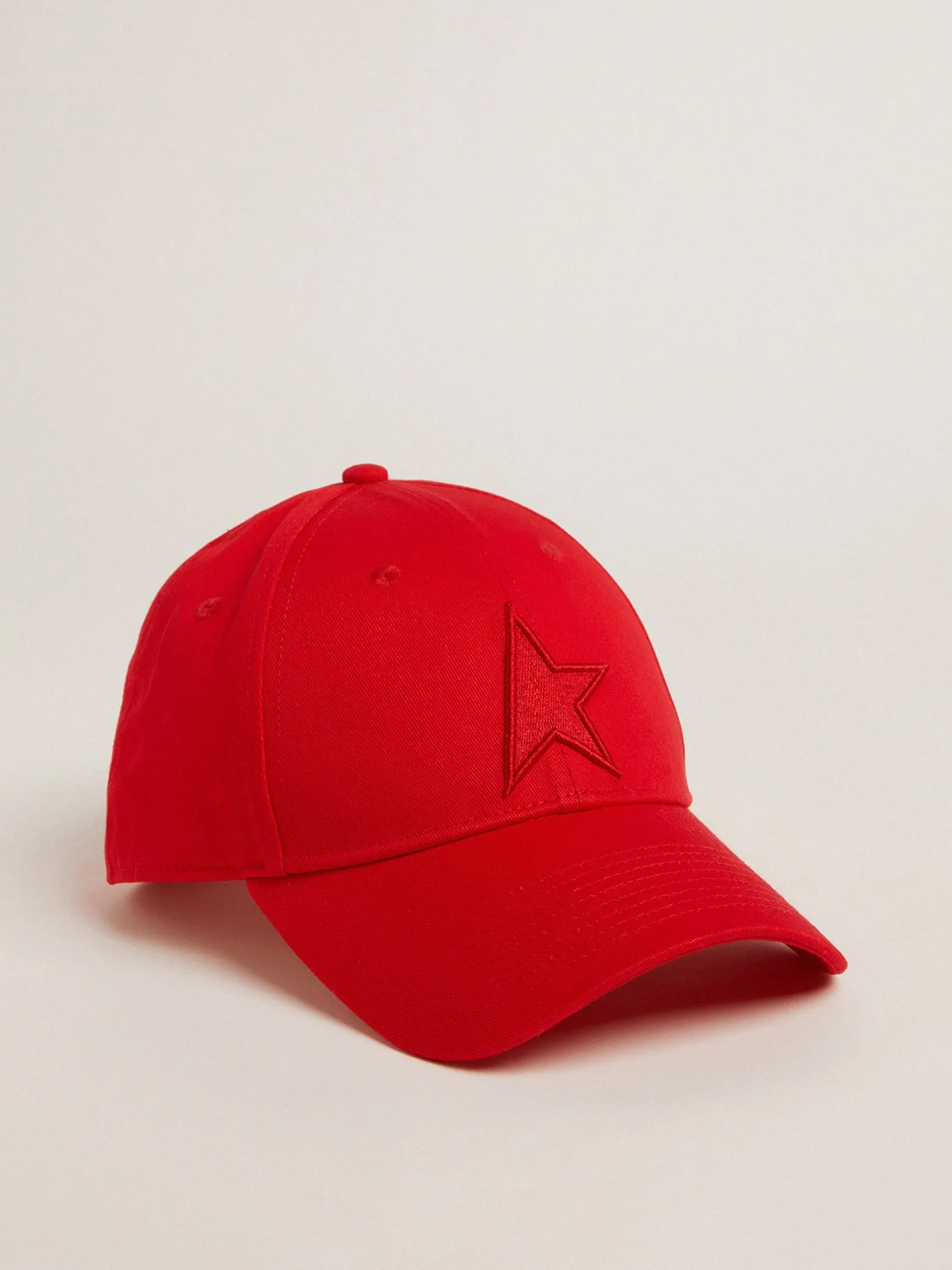 Outlet Golden Goose Boné de algodão vermelho com recorte em forma de estrela tom sobre tom na frente Cor: vermelho