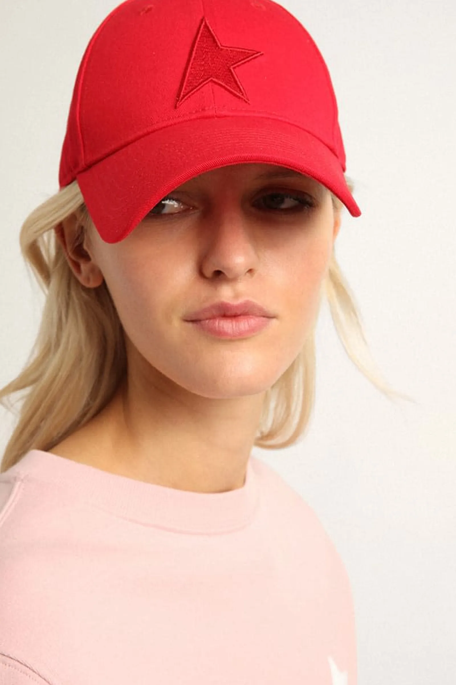 Outlet Golden Goose Boné de algodão vermelho com recorte em forma de estrela tom sobre tom na frente Cor: vermelho