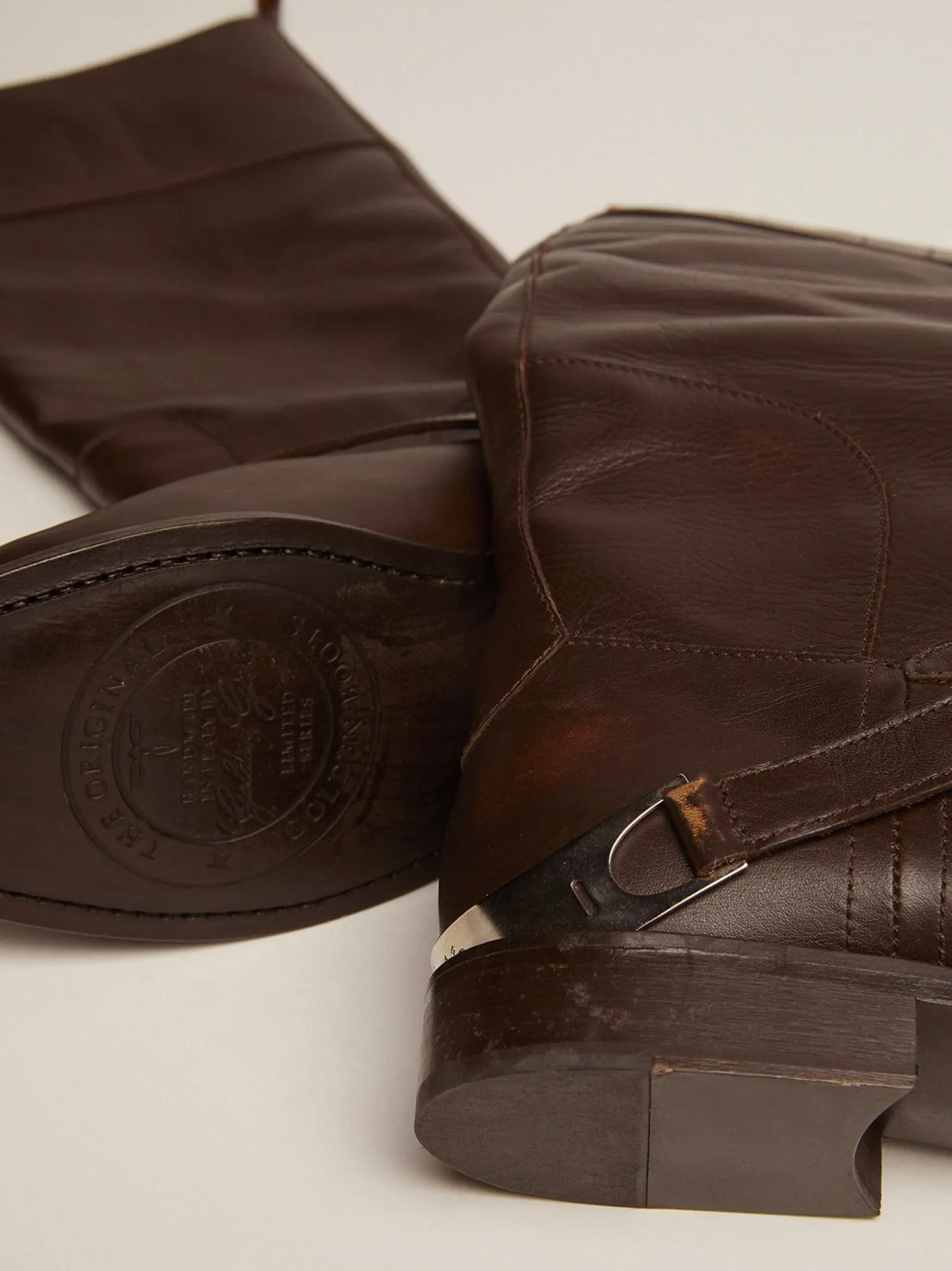 Online Golden Goose Bota Charlie feminina de couro marrom escuro e braçadeira no salto Cor: marrom escuro