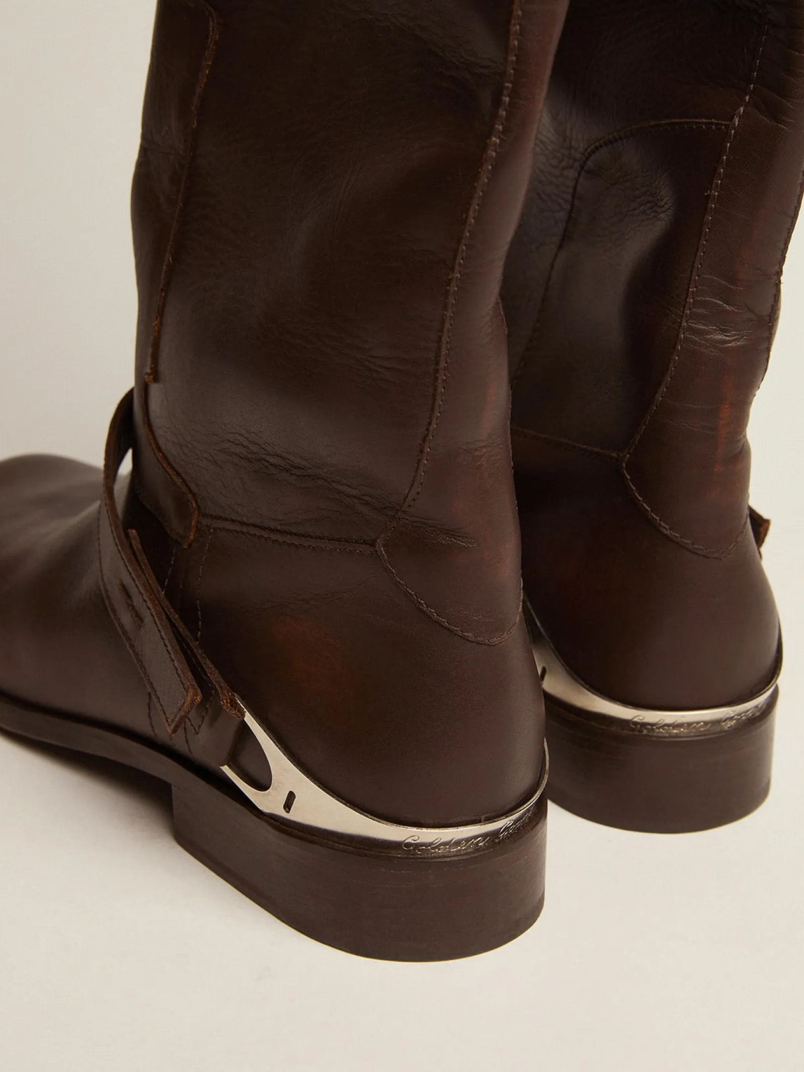 Online Golden Goose Bota Charlie feminina de couro marrom escuro e braçadeira no salto Cor: marrom escuro