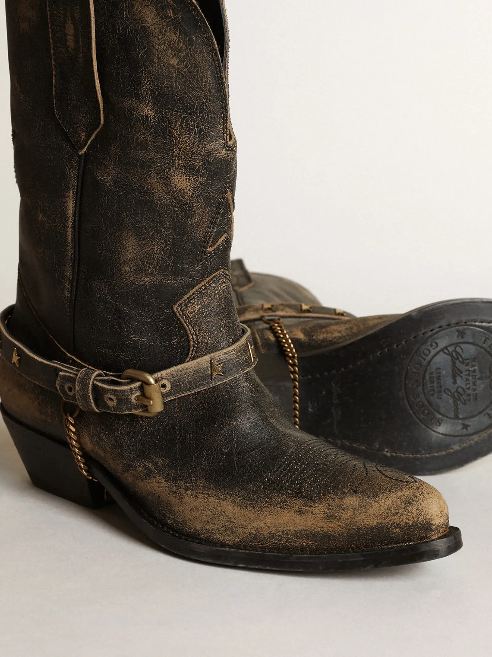 Cheap Golden Goose Bota de cano baixo feminina de couro preto brilhante com corrente Cor: preto e bege com efeito desgastado