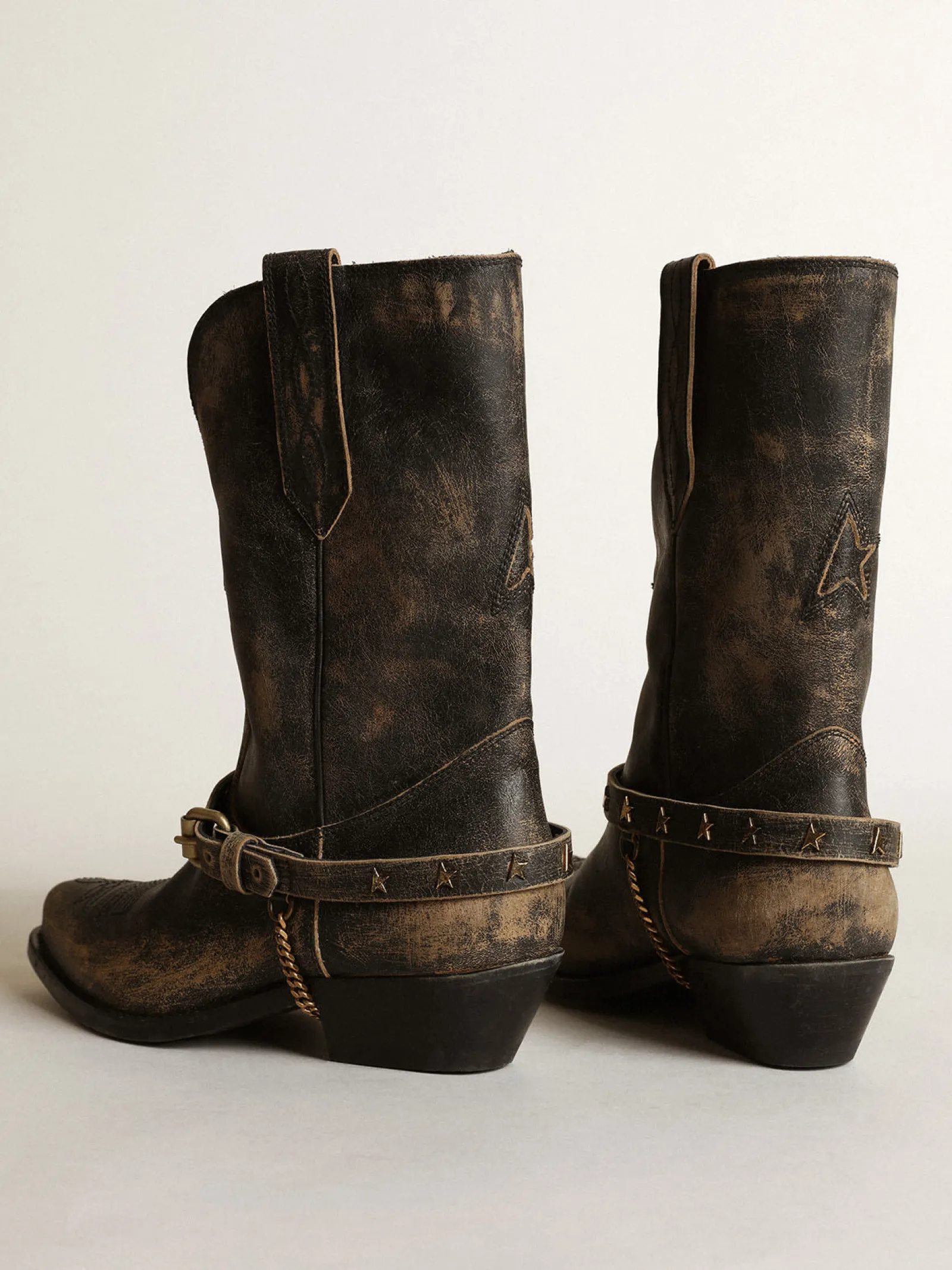 Cheap Golden Goose Bota de cano baixo feminina de couro preto brilhante com corrente Cor: preto e bege com efeito desgastado