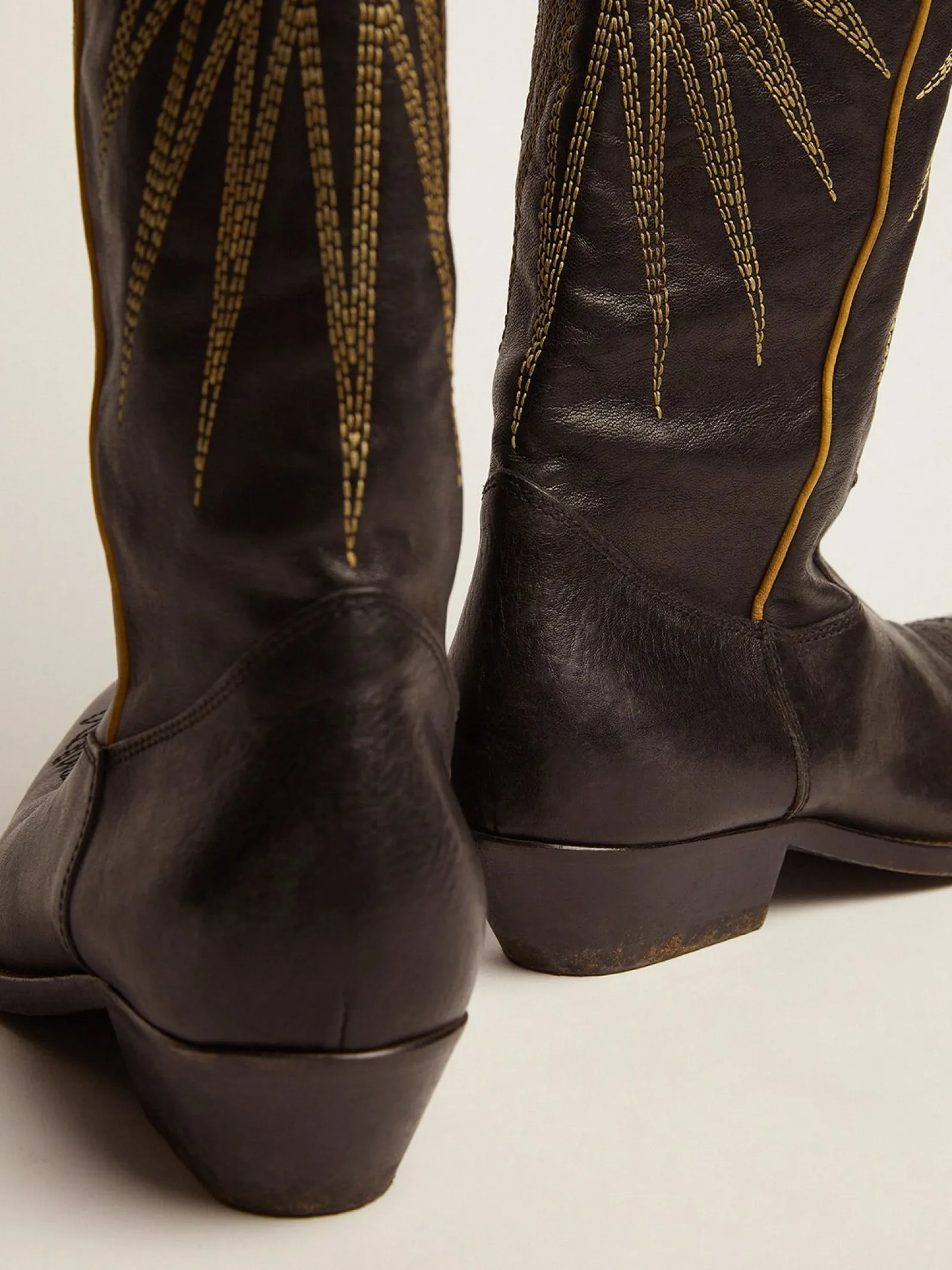 Discount Golden Goose Bota Feminina de couro preto com estrela platina recortada Cor: preto