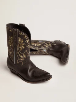 Shop Golden Goose Bota Wish Star de cano baixo feminina de couro preto com detalhes amarelos Cor: preto