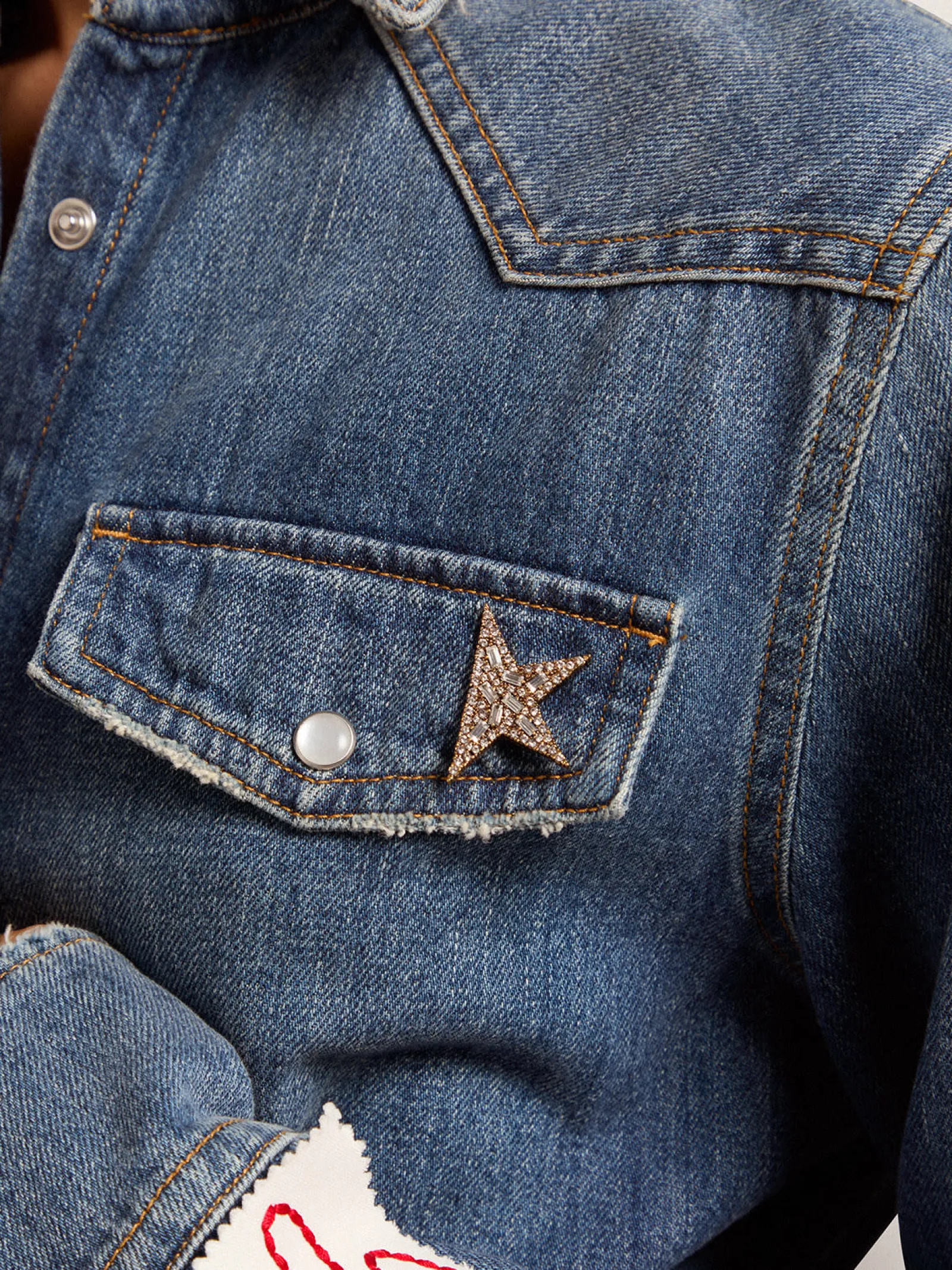 Online Golden Goose Broche feminino na cor ouro velho com cristais decorativos Família: Star
