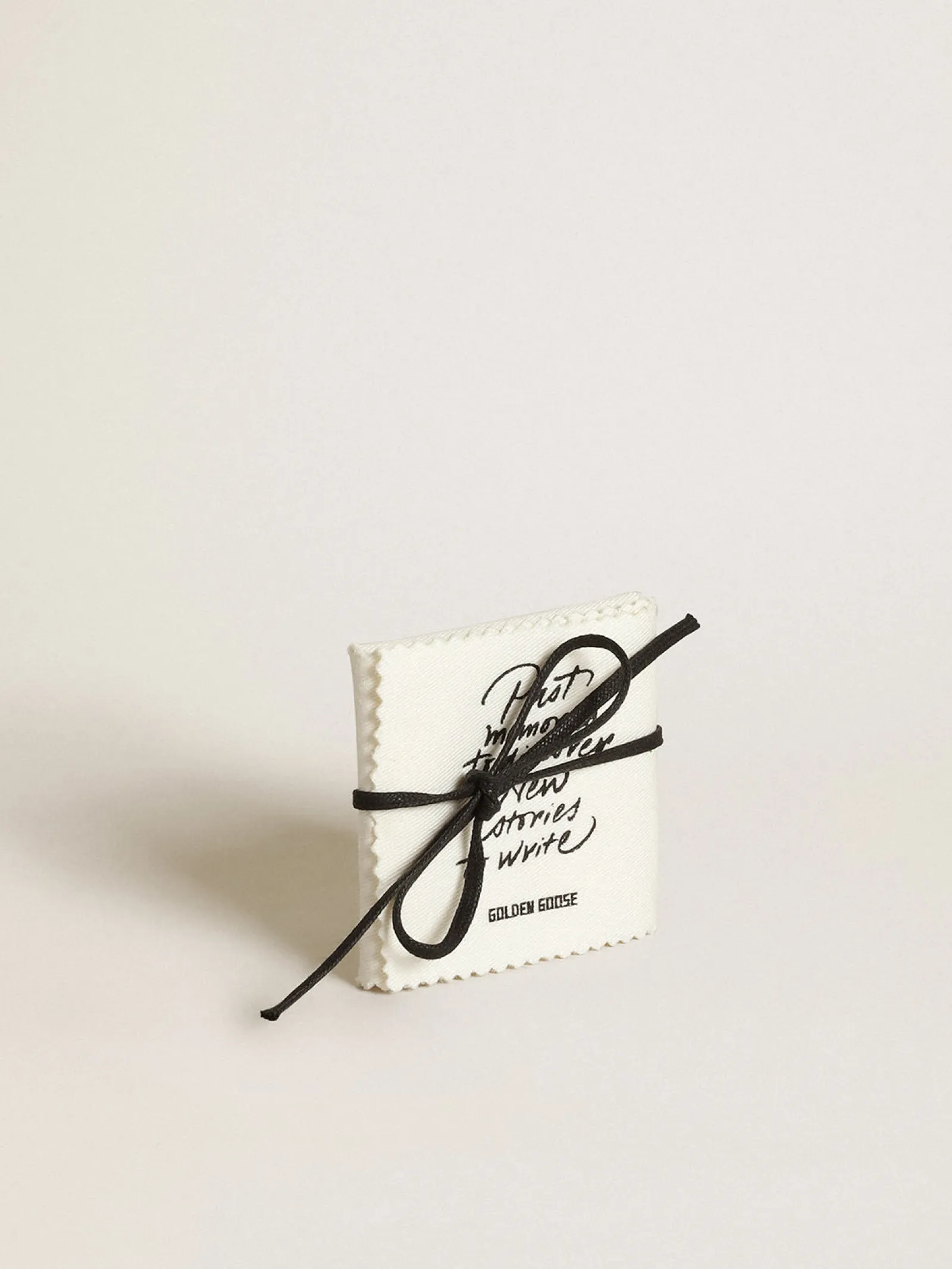 Online Golden Goose Broche feminino na cor ouro velho com cristais decorativos Família: Star