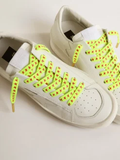 Shop Golden Goose Cadarços amarelos fluorescentes com estrelas laranja em contraste Cor: amarelo fluorescente