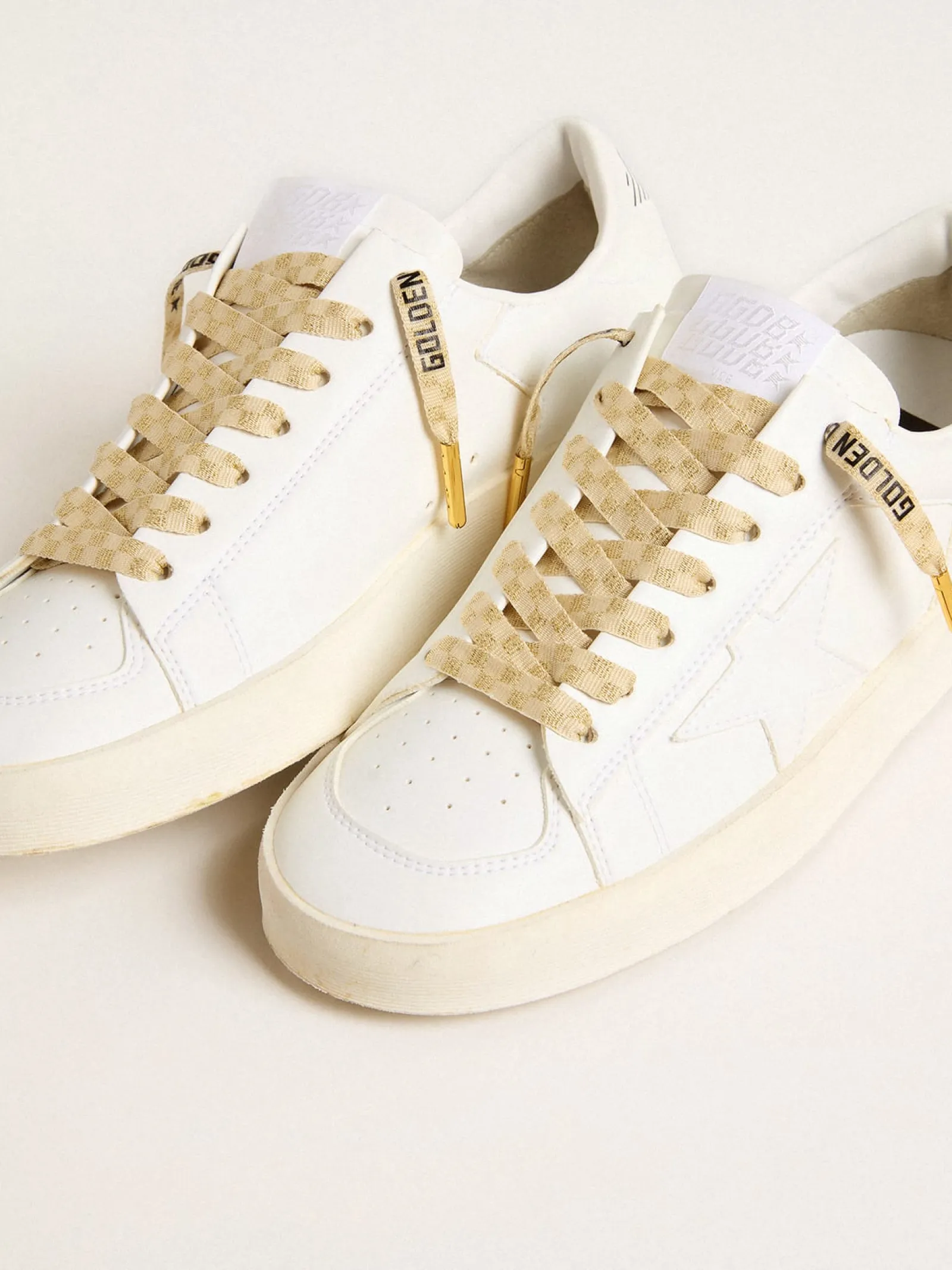 Hot Golden Goose Cadarços de algodão xadrez dourado e bege com estrelinhas e escrita em contraste Cor: xadrez dourado e bege